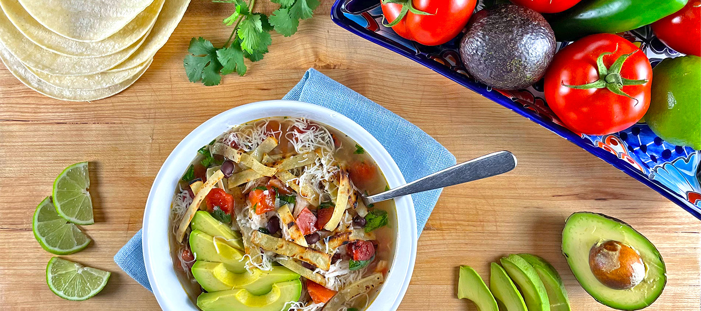 Soupe de Tortilla aux Tomates rôties et au Poulet 