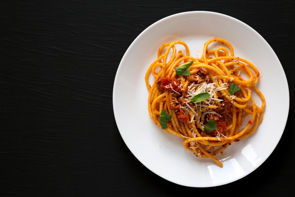 Bucatini aux Champignons, tomates et ail